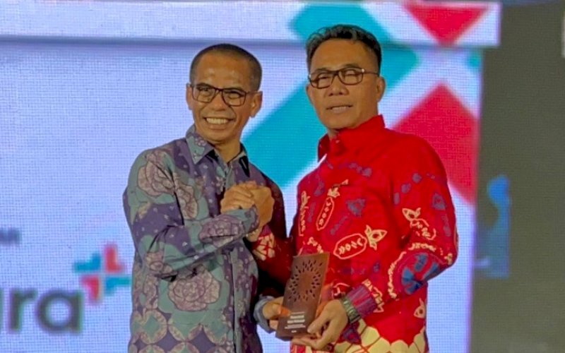 PENGHARGAAN. Mewakili Wali Kota Makassar Munafri Arifuddin, Asisten I Bidang Pemerintahan dan Kesejahteraan Rakyat Setda Kota Makassar Irwan Rusfiady Adnan (kanan) menerima penghargaan dalam ajang Cita Loka Fest 2026 di Jakarta, beberapa hari lalu. foto: istimewa