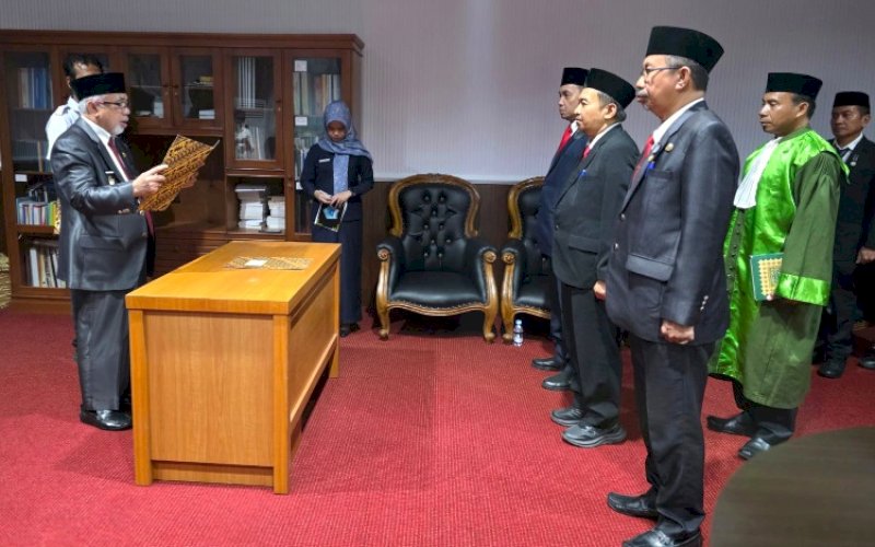 PELANTIKAN. Wakil Bupati Bantaeng Sahabuddin melantik Muh Rivai Nur sebagai Kepala Bapenda Kabupaten Bantaeng di Kantor Bupati Bantaeng, Rabu (3/6/2026). foto: istimewa