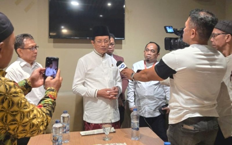 BERI KETERANGAN. Menteri Agama RI, Nasaruddin Umar, memberikan keterangan kepada media di Makassar, Minggu (14/6/2026). Turut hadir Ketua PWI Sulsel terpilih, Suwardi Thahir (kiri). foto: istimewa 