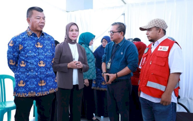 DONOR DARAH. Bupati Bulukumba, Andi Muchtar Ali Yusuf, yang juga Ketua PMI Kabupaten Bulukumba, menghadiri aksi donor darah di Tribun Lapangan Pemuda Bulukumba, Rabu (17/6/2026). foto: istimewa