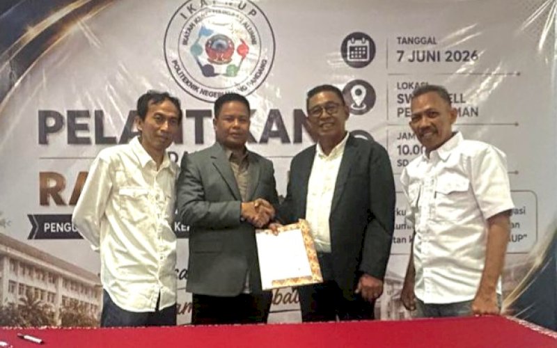 PENGUKUHAN. Rais Petta Paladeng (kedua kanan) menerima Surat Keputusan sebagai Ketua Umum IKA PNUP 2025-2028 dari Direktur PNUP, Prof Rusdi Nur, usai pengukuhan di Hotel Swiss-Belinn Panakkukang Makassar, Minggu (7/6/2026). foto: doelbeckz/pluz.id 