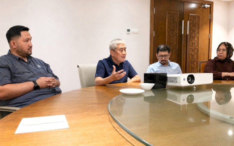 SILATURAHMI. Bakal calon Ketua DPD REI Sulsel periode 2026-2029 Rezza Pratama Said bersama sejumlah pengembang dan anggota REI Sulsel melakukan silaturahmi dengan Ketua Kehormatan DPD REI Sulsel Andi Idris Manggabarani. foto: istimewa