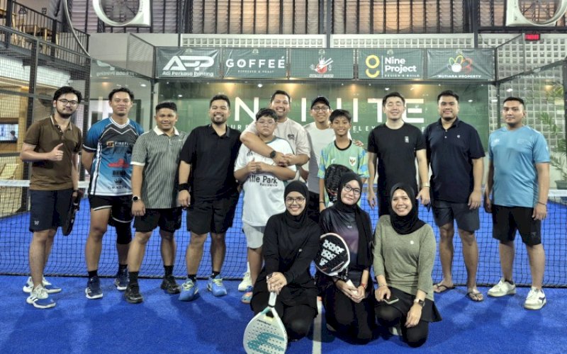 MAIN PADEL. CEO Patiarase Group, Rezza Pratama Said, yang juga digadang-gadang akan ikut meramaikan bursa pemilihan Ketua DPD REI Sulsel 2026 bermain padel bersama mitra strategis di Lapangan Padel Infinite, Jl Arif Rate, Kota Makassar, Sabtu (12/6/2026). foto: istimewa