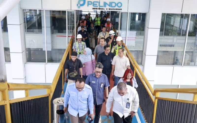 KUNJUNGAN. Pimpinan Ombudsman Republik Indonesia, Robert Na Endi Jaweng bersama rombongan melakukan kunjungan lapangan ke TPK New Makassar Terminal 2 atau Makassar New Port (MNP) dan Terminal Penumpang Anging Mammiri Pelabuhan Makassar, Rabu (10/6/2026). foto: istimewa