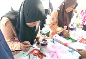 Rumah Membatik Bunga Mawar Bulukumba Latih Siswa SRMP 23 Makassar Bikin Sarung Batik Shibori