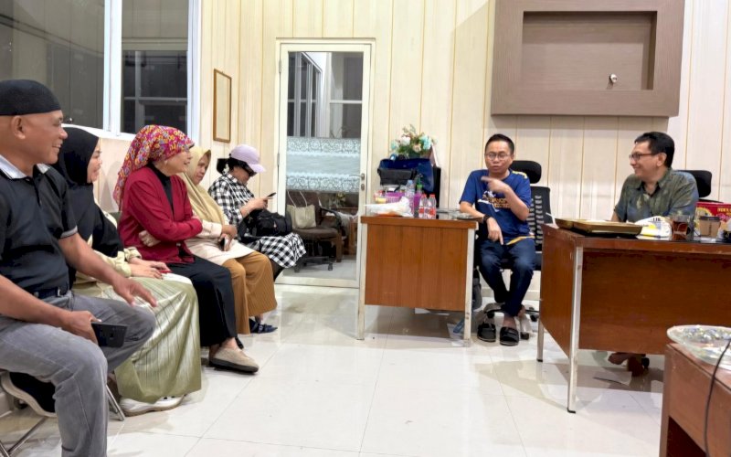 SILATURAHMI. Wartawan senior nasional asal Sulsel Sukriansyah S Latief (kedua kanan) menyambangi Kantor PWI Sulsel disambut Ketua PWI Sulsel Suwardi Thahir (kanan), Kamis (25/6/2026) malam. foto: doelbeckz/pluz.id