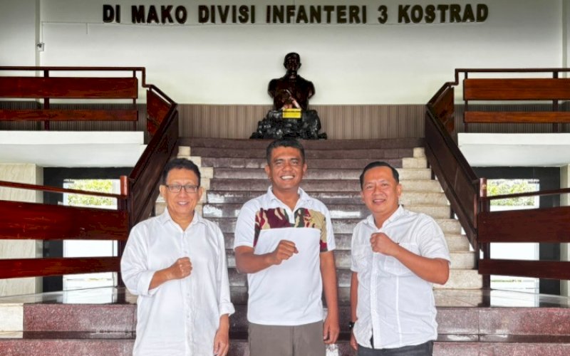 PERTEMUAN. Pangdivif 3 Kostrad Brigjen TNI Wulang Nur Yudhanto melalui Asintel Divif 3 Kostrad Kolonel Inf Leon Pangaribuan menerima kunjungan silaturahmi Ketua PWI Sulsel periode 2026-2031 Suwardi Thahir di Ruang Kerja Asintel Divif 3 Kostrad, Sabtu (13/6/2026). foto: istimewa