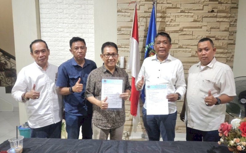 SERAH TERIMA. Penyerahan Kantor PWI Sulsel dari Sekretaris PWI Sulsel periode 2021-2026 Faisal Palapa kepada Ketua PWI Sulsel periode 2026-2031 Suwardi Tahir di Kantor PWI Sulsel, Jl Maccini Sawah, Nomor 12, Kota Makassa, Provinsi Sulsel, Senin (15/6/2026). foto: doelbeckz/pluz.id