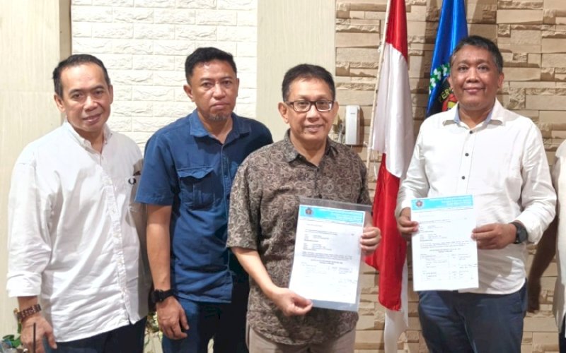 SERAH TERIMA. Penyerahan Kantor PWI Sulsel dari Sekretaris PWI Sulsel periode 2021-2026 Faisal Palapa (kanan) kepada Ketua PWI Sulsel periode 2026-2031 Suwardi Tahir (kedua kanan) di Kantor PWI Sulsel, Jl Maccini Sawah, Nomor 12, Kota Makassa, Provinsi Sulsel, Senin (15/6/2026). foto: doelbeckz/pluz.id