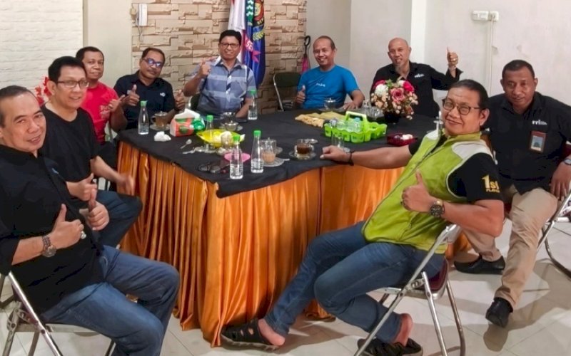 PERTEMUAN. Ketua PWI Sulsel, Suwardi Thahir (kedua kiri), yang baru saja terpilih, menggelar pertemuan sederhana bersama sejumlah wartawan dan tokoh media di Kantor PWI Sulsel, Kamis (18/6/2026). foto: istimewa