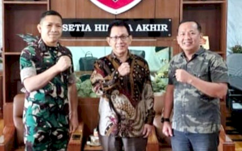 SILATURAHMI. Kasdam XIV/Hasanuddin Brigjen TNI Ayi Lesmana (kiri) menerima kunjungan Ketua PWI Sulsel masa bakti 2026&ndash;2031 Suwardi Thahir (tengah) di ruang kerjanya, Rabu (17/6/2026). foto: istimewa