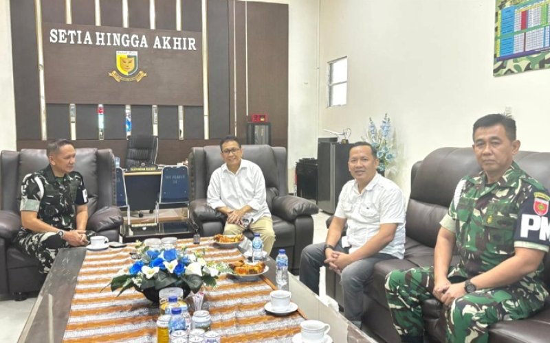 PERTEMUAN. Ketua PWI Sulsel periode 2026-2031, Suwardi Thahir, yanv baru saja terpilih melakukan kunjungan silaturahmi ke Markas Polisi Militer Kodam (Pomdam) XIV/Hasanuddin di Makassar, Jumat (12/6/2026). foto: istimewa