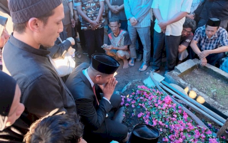 BERDOA. Bupati Bantaeng M Fathul Fauzy Nurdin berdoa di sela-sela memimpin upacara pelepasan jenazah almarhum mantan Wakil Bupati Bantaeng periode 2013-2018 Muhammad Yasin di Halaman Kantor Bupati Bantaeng, Sabtu (27/6/2026). foto: istimewa