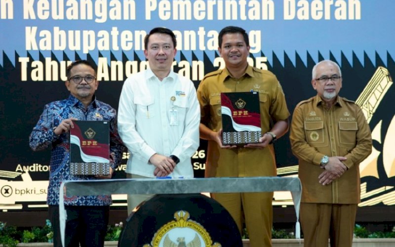 PENGHARGAAN. Bupati Bantaeng, M Fathul Fauzy Nurdin, menerima penghargaan Opini Wajar Tanpa Pengecualian (WTP) dari Badan Pemeriksa Keuangan (BPK) RI di Auditorium BPK RI Perwakilan Sulsel, Makassar, Selasa (2/6/2026). foto: istimewa