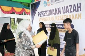 Pemkot Makassar Serahkan 108 Ijazah Kesetaraan, Achi Soleman: Pendidikan Hak Semua Warga