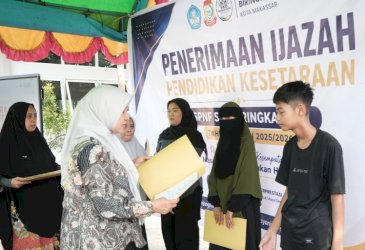 Pemkot Makassar Serahkan 108 Ijazah Kesetaraan, Achi Soleman: Pendidikan Hak Semua Warga