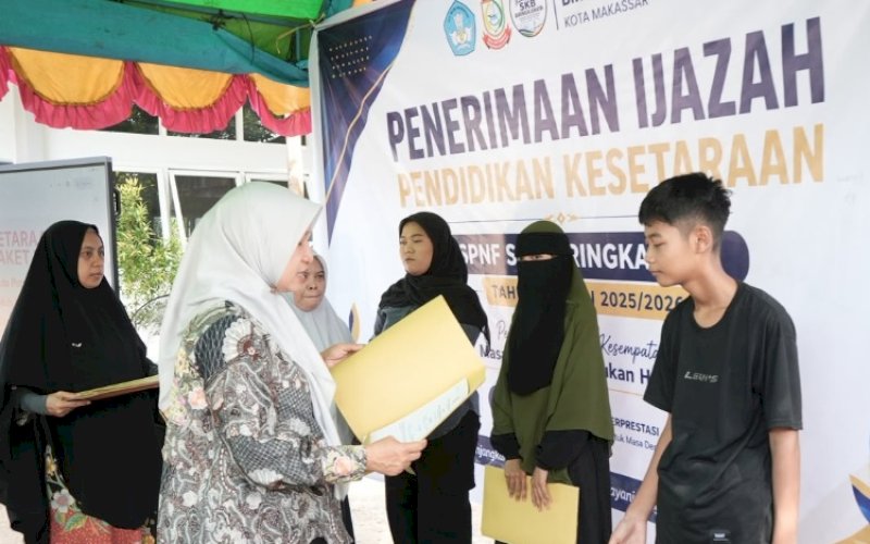 PENYERAHAN. Kepala Dinas Pendidikan Kota Makassar, Achi Soleman, menyerahkan ijazah Program Pendidikan Kesetaraan Paket A, Paket B, dan Paket C kepada warga belajar yang telah menyelesaikan pendidikannya melalui jalur nonformal di Sanggar Kegiatan Belajar (SKB) Biringkanaya, Sabtu (11/7/2026). foto: istimewa