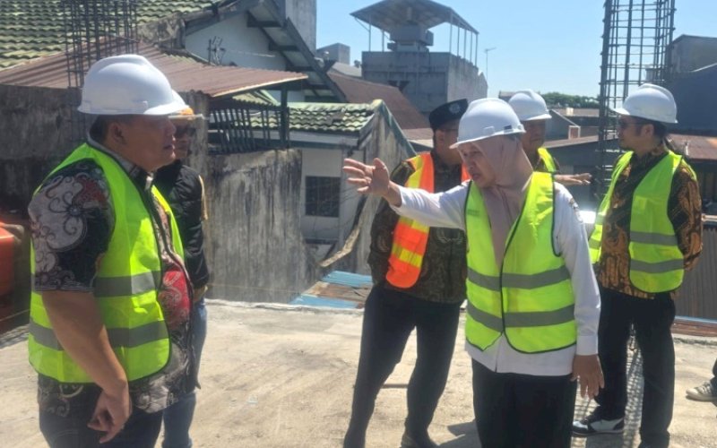 REVITALISASI SD. Kepala Dinas Pendidikan Kota Makassar Achi Soleman mendampingi Direktur Sekolah Dasar Kementerian Pendidikan Dasar dan Menengah Moch Salim Somad pada peletakan batu pertama pembangunan revitalisasi SD Muhammadiyah Mimbar Baru di Jl Pongtiku, Kota Makassar, Rabu (8/7/2026). foto: istimewa