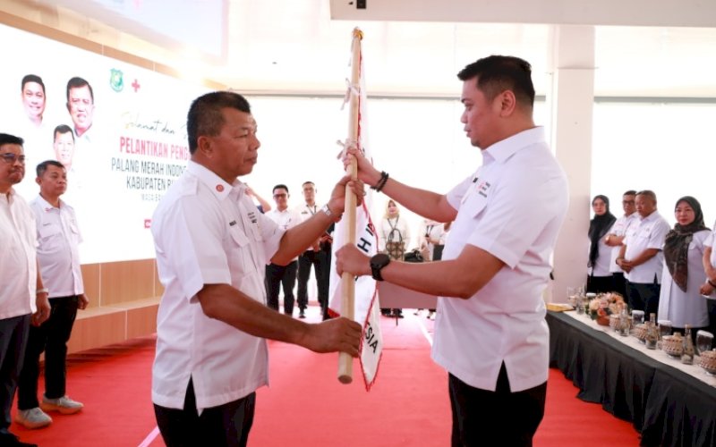 PELANTIKAN. Ketua PMI Provinsi Sulsel Adnan Purichta Ichsan (kanan) melantik Andi Muchtar Ali Yusuf sebagai Ketua PMI Kabupaten Bulukumba di Aula Kahayya, Gedung Pinisi Bulukumba, Rabu (29/7/2026). foto: istimewa