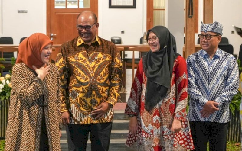 FORUM ASCN. Aliyah Mustika Ilham (kiri) menghadiri jamuan makan malam resmi yang merupakan rangkaian kegiatan The 9th ASEAN Smart Cities Network (ASCN) Annual Meeting 2026, di Pendopo Sabha Swagata Blambangan, Banyuwangi, Jawa Timur, Minggu (19/7/2026) malam. foto: istimewa