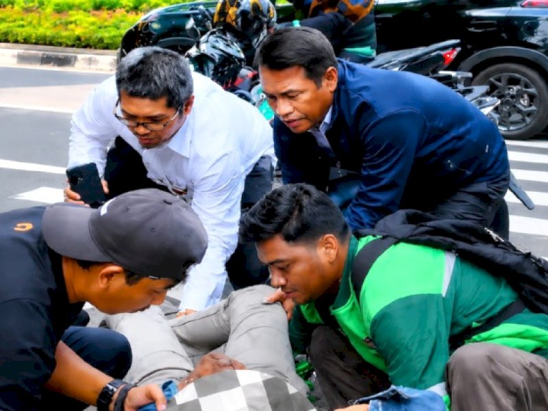 Terlambat Ratas Bersama Presiden, Andi Amran Sulaiman Ternyata Tolong Korban Kecelakaan di Menteng