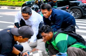 Terlambat Ratas Bersama Presiden, Andi Amran Sulaiman Ternyata Tolong Korban Kecelakaan di Menteng