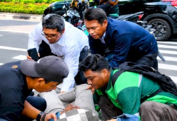 Terlambat Ratas Bersama Presiden, Andi Amran Sulaiman Ternyata Tolong Korban Kecelakaan di Menteng