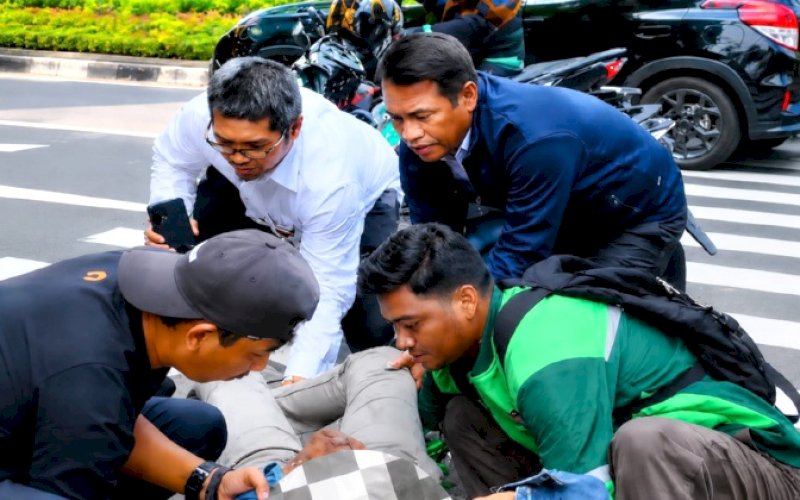 PEDULI. Menteri Pertanian, Andi Amran Sulaiman, ikut menolong korban kecelakaan lalu lintas di kawasan Taman Suropati, Menteng, Jakarta Pusat, Kamis (23/7/2026). foto: istimewa