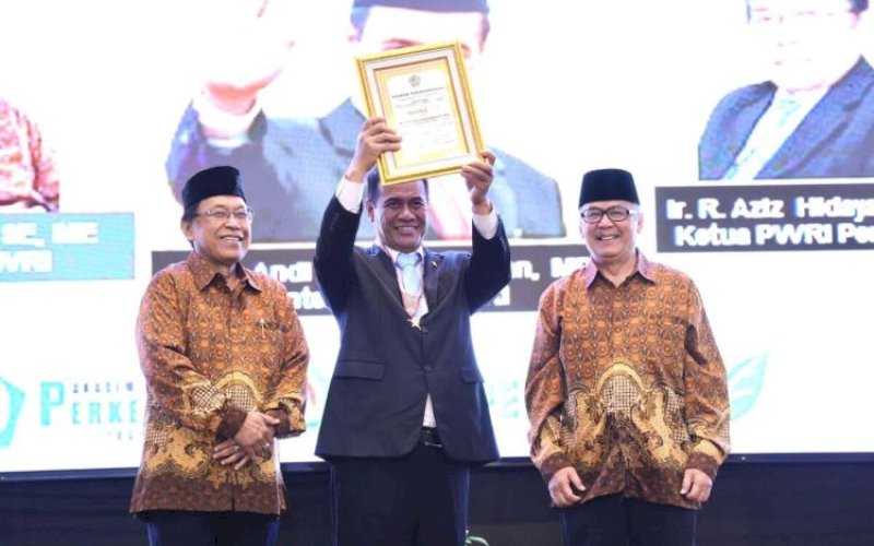 PENGHARGAAN. Menteri Pertanian, Andi Amran Sulaiman, dianugerahkan Penghargaan Wredatama Nugraha Utama oleh Persatuan Wredatama Republik Indonesia (PWRI) dalam acara Silaturahmi dan Pemberian Penghargaan PWRI kepada Menteri Pertanian RI yang digelar di Auditorium Kementerian Pertanian, Jakarta, Selasa (30/6/2026). foto: istimewa