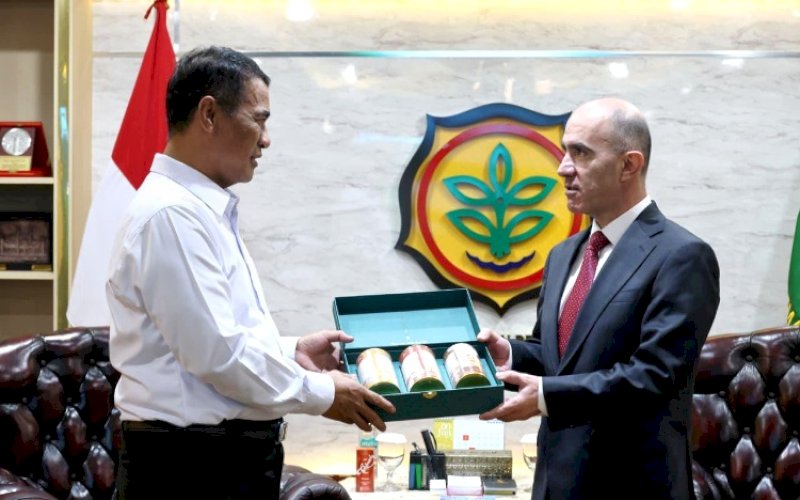 PERTEMUAN. Menteri Pertanian Andi Amran Sulaiman menerima kunjungan kehormatan (courtesy call) Duta Besar Lebanon untuk Indonesia, Salam Al Achkar, di Kantor Pusat Kementerian Pertanian, Jakarta, Kamis (9/7/2026). foto: istimewa