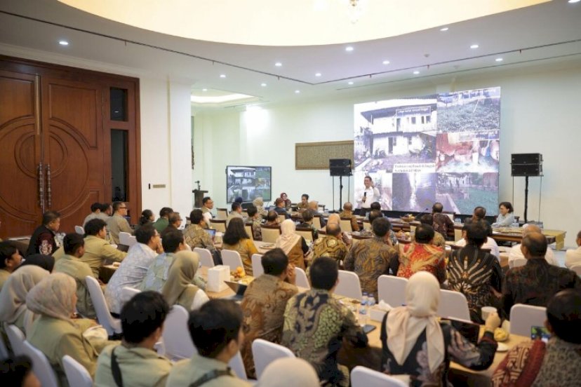 Mentan Andi Amran Sulaiman bersama dengan civitas akademika UGM. foto: istimewa