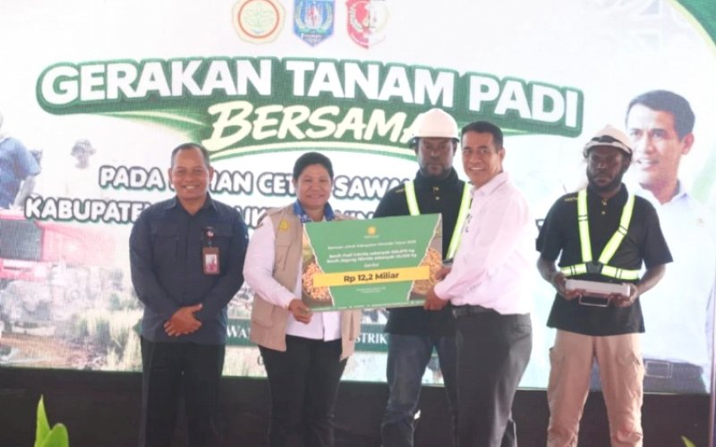 BANTUAN. Menteri Pertanian, Andi Amran Sulaiman, menyerahkan bantuan saat menghadiri Gerakan Tanam di lahan Optimalisasi Lahan (Oplah) dan Cetak Sawah Rakyat (CSR) di Kampung Waninggap Kai, Distrik Semangga, Kabupaten Merauke, Provinsi Papua Selatan, Sabtu (4/7/2026). foto: istimewa