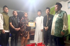 Andi Sudirman Sulaiman Salurkan Bantuan untuk Keluarga Anak Korban Tenggelam di Pantai Depan Masjid 99 Kubah