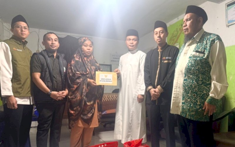BANTUAN. Gubernur Sulsel Andi Sudirman Sulaiman melalui Staf Khusus Gubernur Sulsel Achmad Hidayat menyerahkan bantuan kepada ibu korban anak tenggelam Nurhadija Saipa di Jl Kakatua II, Kecamatan Mamajang, Kota Makassar, Sabtu (4/7/2026). foto: istimewa