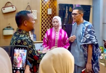 Andi Sudirman Sulaiman Apresiasi Miniatur Pinisi Karya UMKM Bulukumba di Pameran HUT Dekranas Ke-46
