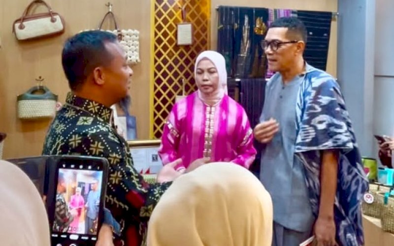 SAMBUTAN. Ketua Dekranasda Bulukumba Andi Herfida Muchtar menyambut Gubernur Sulsel Andi Sudirman Sulaiman saat mengunjungi stand Dekranasda Bulukumba pada penutupan Pameran HUT Dekranas ke-46 di Trans Studio Mall Makassar, Minggu (12/7/2026). foto: istimewa