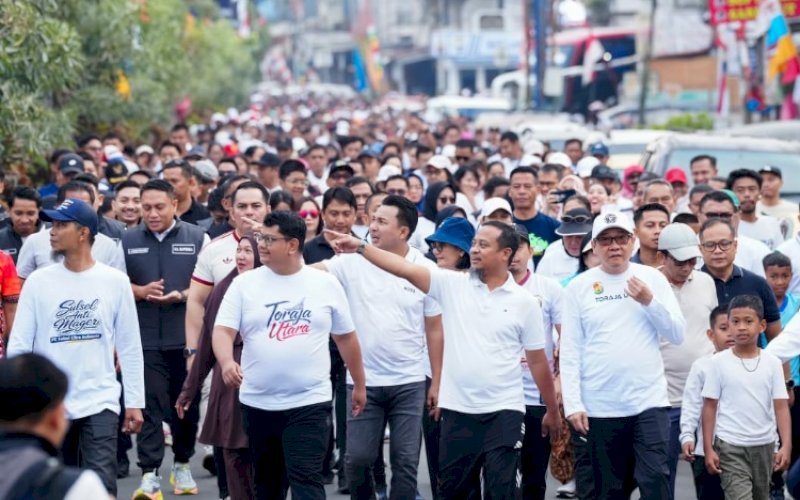 JALAN SEHAT. Gubernur Sulsel, Andi Sudirman Sulaiman, melepas ribuan peserta Jalan Sehat Anti Mager di Alun-alun Kota Rantepao, Kabupaten Toraja Utara, Sabtu (25/7/2026) pagi. foto: istimewa