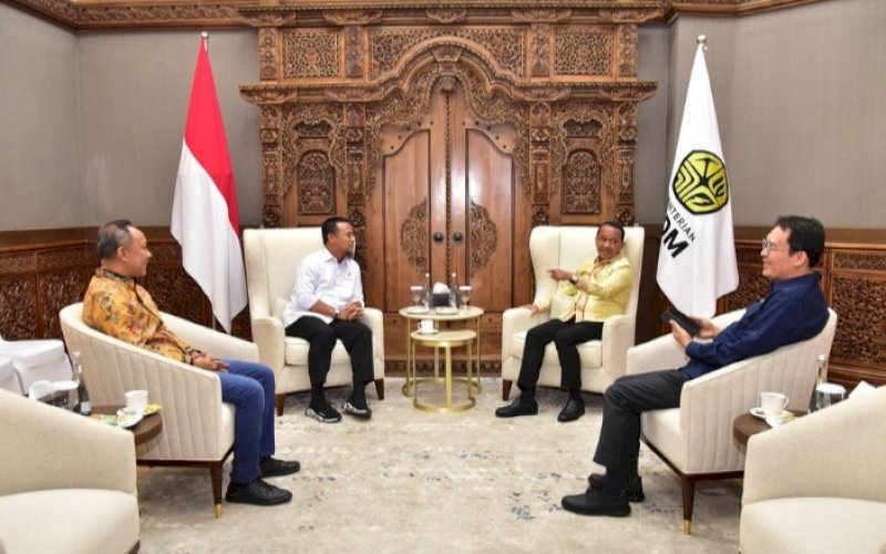 PERTEMUAN. Gubernur Sulsel Andi Sudirman Sulaiman melakukan audiensi dengan Menteri Energi dan Sumber Daya Mineral (ESDM) Bahlil Lahadalia di Kantor Kementerian ESDM, Jakarta Rabu (22/7/2026). foto: istimewa