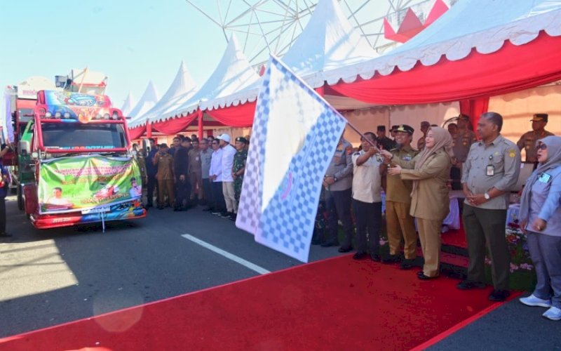 PELEPASAN. Gubernur Sulsel, Andi Sudirman Sulaiman, secara resmi melepas penyaluran bantuan bibit dan Alat Mesin Pertanian (Alsintan) dari Kementerian Pertanian RI untuk 24 kabupaten/kota se-Sulsel di Kawasan Center Point of Indonesia (CPI), Kota Makassar, Senin (6/7/2026). foto: istimewa