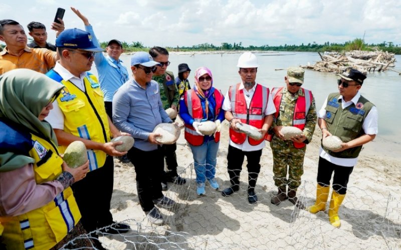 GROUNDBREAKING. Gubernur Sulsel, Andi Sudirman Sulaiman, melakukan Ground breaking Penanganan Banjir Sungai Rongkong di Desa Beringin Jaya, Kecamatan Baebunta, Kabupaten Luwu Utara (Lutra], Kamis (23/6/2026). foto: istimewa