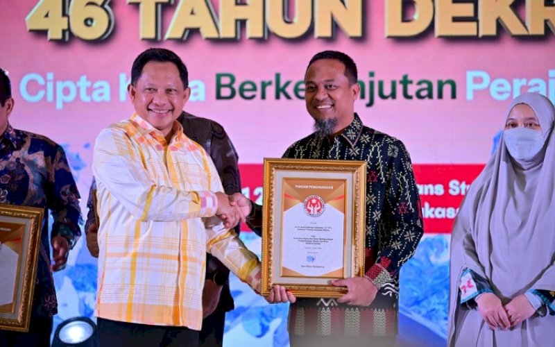 PENGHARGAAN. Menteri Dalam Negeri Tito Karnavian menyerahkan penghargaan kepada Gubernur Sulsel Andi Sudirman Sulaiman pada Penutupan Syukuran Dekranas ke-46 yang mengusung tema 'Cipta Kriya Berkelanjutan, Perajin Mendunia' di Trans Studio Mall Makassar, Minggu (12/7/2026). foto: istinewa