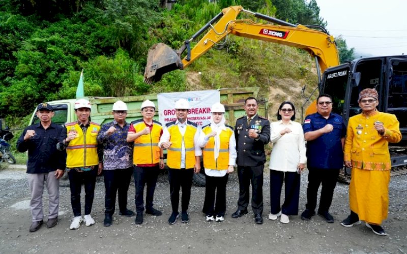 GROUNDBREAKING. Gubernur Sulsel, Andi Sudirman Sulaiman (tengah), melakukan groundbreaking pembangunan ruas Rantepao-Pangala-Baruppu-Batas Provinsi Sulawesi Barat, di Kabupaten Toraja Utara, Sabtu (25/7/2026). foto: istimewa