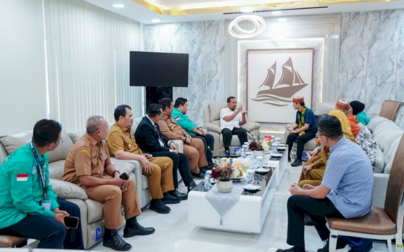 SAMBUTAN. Gubernur Sulsel Andi Sudirman Sulaiman menyambut kedatangan Tim Asesor UNESCO Global Geopark Soo Jae Lee dari Korea Selatan dan Xiaoping Qiu dari People&rsquo;s Republic of China di Bandara Internasional Sultan Hasanuddin, Senin (27/7/2026). foto: istimewa