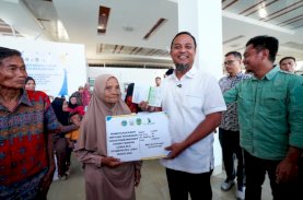 Andi Sudirman Sulaiman Serahkan Ganti Rugi Rp17,5 Miliar untuk Pembebasan Lahan Runway Bandara Bua Luwu