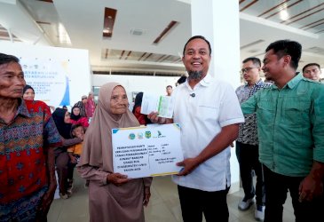 Andi Sudirman Sulaiman Serahkan Ganti Rugi Rp17,5 Miliar untuk Pembebasan Lahan Runway Bandara Bua Luwu