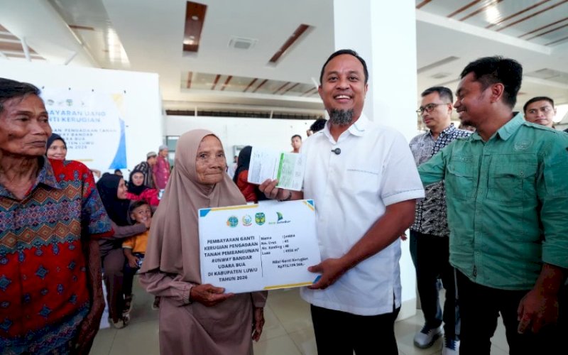 PENYERAHAN. Gubernur Sulsel, Andi Sudirman Sulaiman, menyerahkan ganti rugi pengadaan tanah untuk pembangunan runway Bandar Udara Bua, Kabupaten Luwu, kepada 50 pemilik lahan dengan total nilai Rp17,5 miliar. foto: istimewa