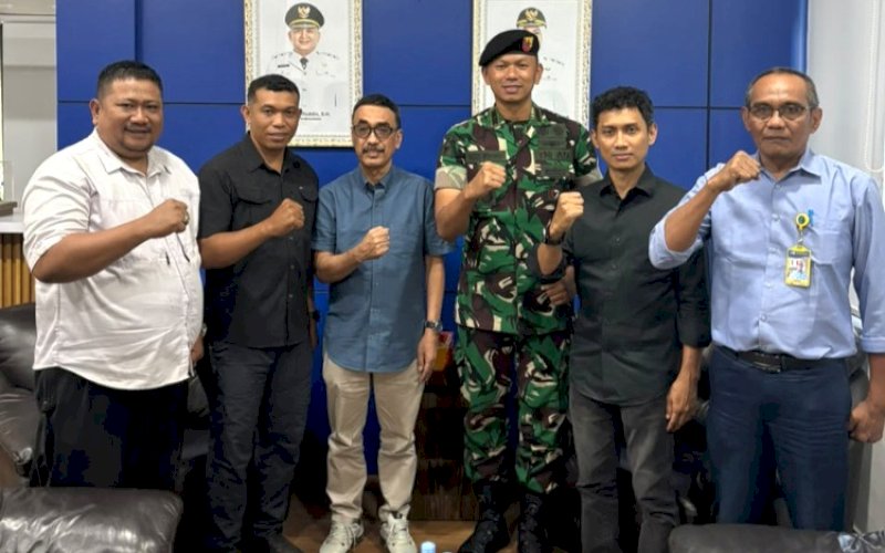PERTEMUAN. Plt Dirut Perumda Air Minum Kota Makassar Andi Syahrum Makkuradde menerima kunjungan silaturahmi dan audiensi Komandan Batalyon Kavaleri (Danyonkav)-10 Mendagiri Letkol Kav Agus Widodo beserta jajaran di Kantor Perumda Air Minum Kota Makassar, Selasa (7/7/2026). foto: istimewa