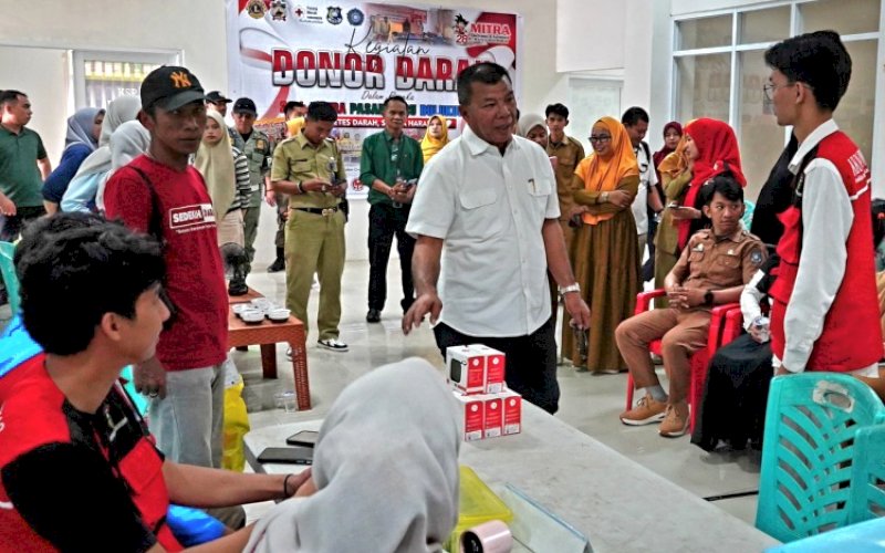 DONOR DARAH. Bupati Bulukumba, Andi Muchtar Ali Yusuf, menghadiri sekaligus membuka kegiatan donor darah hasil kolaborasi KKN Tematik Unhas Gelombang 116, PMI Cabang Bulukumba, dan Lions Club Bulukumba di Pasar Sentral Bulukumba, Selasa (28/7/2026). foto: istimewa
