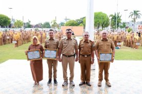 Andi Utta Beri Penghargaan kepada Tiga OPD Berprestasi dalam Pelayanan Publik