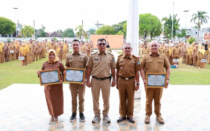 PENGHARGAAN. Bupati Bulukumba, Andi Muchtar Ali Yusuf, memberikan penghargaan kepada tiga Organisasi Perangkat Daerah yang berhasil meraih predikat kualitas pelayanan tinggi berdasarkan hasil Opini Ombudsman RI Penilaian Maladministrasi Pelayanan Publik 2025 di sela-sela Apel Gabungan OPD Lingkup Pemkab Bulukumba di halaman Kantor Bupati Bulukumba, Senin (27/7/2026). foto: istimewa